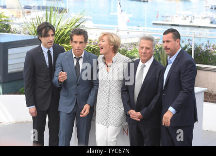 L'actrice britannique Emma Thompson, acteurs américains Ben Stiller, Dustin Hoffman Adam Sandler et directeur Noah Baumbach assister à un appel de l'Meyorowitz photo histoires pendant le 70e Festival du Film de Cannes le 21 mai 2017. Photo par Rune Hellestad/ UPI Banque D'Images