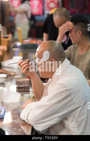 L'acteur chinois traditionnel s'applique du maquillage avant un spectacle dans un théâtre chinois. Photographié à Chengdu, Sichuan, Chine Banque D'Images