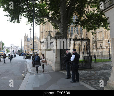 La police armée à l'extérieur du Parlement le jour où le pays jette leur vote dans l'élection générale qui décidera qui sera le prochain premier ministre du Royaume-Uni pour les cinq prochaines années, le jeudi 08 juin 2017. Theresa chef conservateur peut s'attend à gagner mais avec une majorité réduite. UPI/Photo Hugo Philpott Banque D'Images