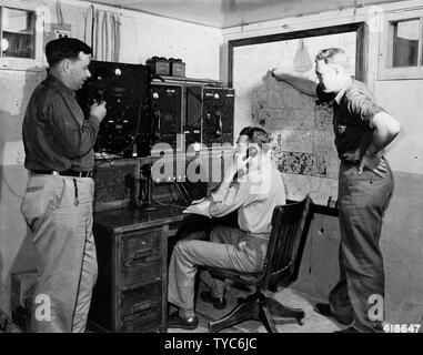 Photographie de feu l'envoi de la mise en page à Fredericktown Station forestière ; la portée et contenu : la légende originale : le feu l'envoi de la mise en page à Fredericktown Station forestière. Téléphone aux belvédères, Type M Type de Radio 3 ensembles PF avec le travail et les équipes d'incendie, les radios de type T à l'enseignement secondaire et les belvédères d'urgence et les équipes mobiles équipés de radios S et SV. De gauche à droite. Banque D'Images