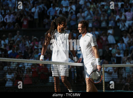 L'Allemagne Dustin Brown sourit dans la défaite à la société britannique Andy Murray sur trois jours de la 2017 de Wimbledon, à Londres le 5 juillet 2017. Photo par Hugo Philpott/UPI Banque D'Images