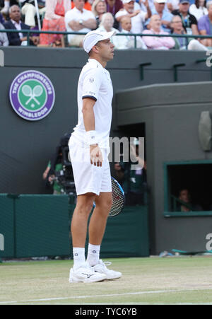 Luxembourg's Gilles Muller célèbre victoire sur Rafael Nadal au septième jour de la 2017 de Wimbledon, à Londres le 10 juillet 2017. Photo par Hugo Philpott/UPI. Banque D'Images