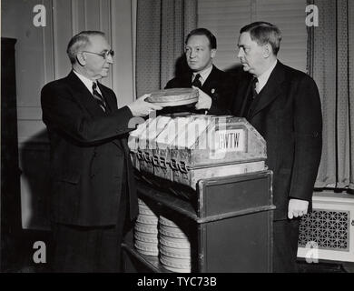 Photographie de premier archiviste de l'United States R. D. W. Connor Recevoir Film Autant en emporte le vent du sénateur George de la Géorgie et Loew's Eastern Division Manager Carter Barron, 1941 ; Portée et contenu : sous-titre original : R.D.W. Connor (1er archiviste de la U.S.) recevant film Autant en emporte le vent du sénateur George de la Géorgie et Carter Barron, Loew's Eastern Division manager, le 30 janvier 1941. Banque D'Images