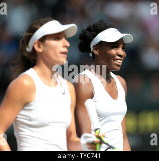 Cuisine américaine Venus Williams célèbre la victoire sur la société britannique Johanna Konta dans la demi-finale des femmes de la 2017 de Wimbledon, à Londres le 13 juillet 2017. Williams a battu Konta 6-4 6-2.,à l'avance pour la Finale le samedi. Photo par Hugo Philpott/UPI Banque D'Images