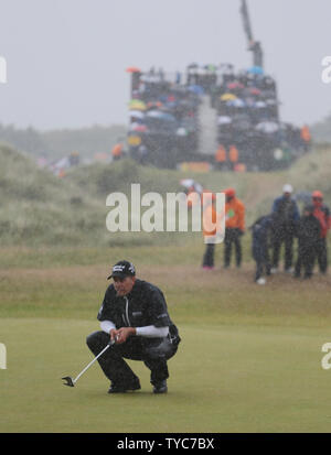 Le Suédois Henrik Stenson aligne un putt sur le green 9 la deuxième journée à la 146e Open Championship au Royal Birkdale Golf Club, Southport, le 21 juillet 2017. Photo par Hugo Philpott/UPI Banque D'Images