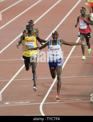 La société britannique Mo Farah remporte le 10 000 mètres à la finale de l'IAAF 2017 Championnats du monde d'athlétisme au Stade Olympique, à Londres le 04 août 2017. Farah a gagné dans un temps de 26 minutes et quarante neuf secondes. Photo par Hugo Philpott/UPI Banque D'Images