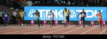 American Justin Gatlin (L) dans lane 8 commence du 100 mètres, contre la Jamaïque Usain Bolt (3R) à l'IAAF 2017 Championnats du monde d'athlétisme au Stade Olympique de Londres, le 5 août 2017. Gatlin a remporté en un temps de 9,92 secondes et le boulon a terminé en troisième place. Photo par Hugo Philpott/UPI Banque D'Images