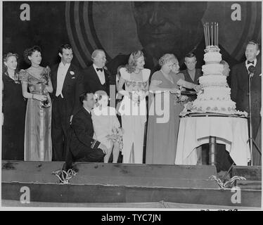 Photo de la Première Dame Bess Truman couper le gâteau au Roosevelt anniversaire ballon, comme Margaret O'Brien, Gene Kelly, Charles Coburn, Paul Henreid, et d'autres célébrités de Hollywood. Banque D'Images