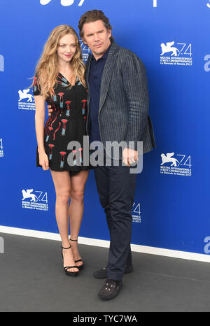 L'actrice américaine Amanda Seyfried et l'acteur Ethan Hawke assister à un premier appel à la photo à l'après sa 74ème Festival du Film de Venise sur le Lido de Venise, le 31 août 2017. Photo par Rune Hellestad/ UPI Banque D'Images