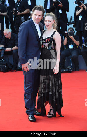 L'acteur américain Ethan Hawke et l'actrice Amanda Seyfried assister au 74e Festival du Film de Venise sur le Lido à Venise le 31 août 2017. Photo par Paul Treadway/ UPI Banque D'Images