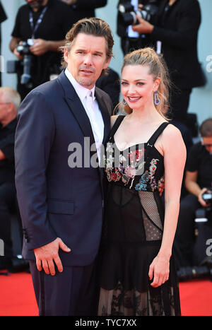 L'acteur américain Ethan Hawke et l'actrice Amanda Seyfried assister au 74e Festival du Film de Venise sur le Lido à Venise le 31 août 2017. Photo par Paul Treadway/ UPI Banque D'Images