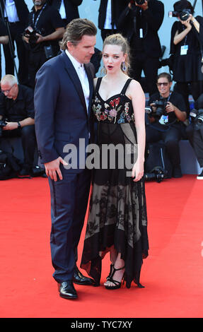 L'acteur américain Ethan Hawke et l'actrice Amanda Seyfried assister au 74e Festival du Film de Venise sur le Lido à Venise le 31 août 2017. Photo par Paul Treadway/ UPI Banque D'Images