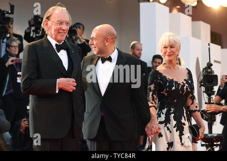 L'acteur canadien Donald Sutherland, le réalisateur italien Paolo Virzi et actrice Anglaise Helen Mirren assister à la 74e Festival du Film de Venise sur le Lido à Venise le 3 septembre 2017. Photo par Paul Treadway/UPI Banque D'Images