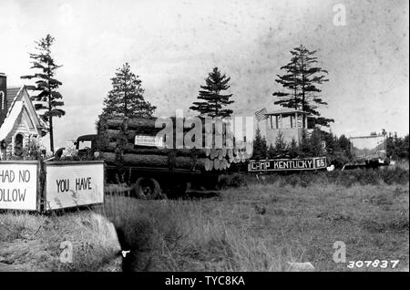 Photographie de flotte de l'Upper Peninsula State Fair à Escanaba, Michigan ; Portée et contenu : sous-titre original : vue générale de flotteurs, Upper Peninsula State Fair, Escanaba, Mi. Banque D'Images