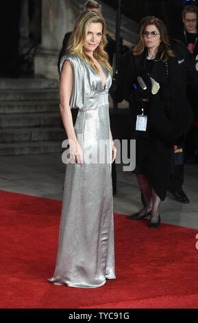 L'actrice américaine Michelle Pfeiffer assiste à la première mondiale de meurtre sur l'Orient Express au Royal Albert Hall à Londres le 2 novembre 2017. Photo par Rune Hellestad/ UPI Banque D'Images