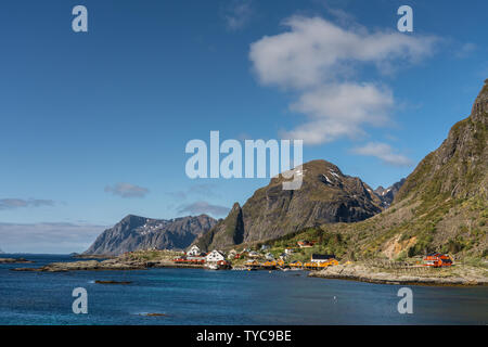 Village de Sorvagen, îles Lofoten, Norvège sur la baie sur une journée de printemps ensoleillée Banque D'Images