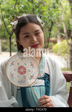 Femme chinoise en chinois traditionnel vêtements. Photographié à Chengdu, Sichuan, Chine Banque D'Images