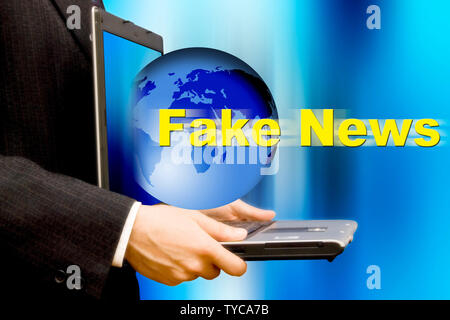 Homme avec portable et globe avec des mots : FAKE NEWS concept pour de fausses nouvelles, la désinformation dans l'ère des médias sociaux Banque D'Images