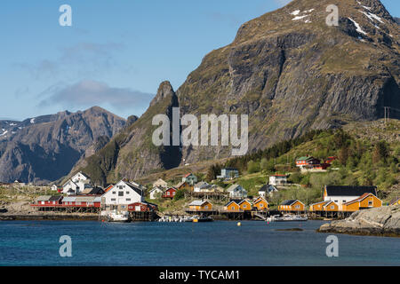 Village de Sorvagen, îles Lofoten, Norvège sur la baie sur une journée de printemps ensoleillée Banque D'Images