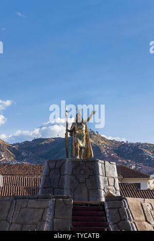 Statue en or de Pachacuti Inca, chef, sur la Plaza de Armas, la place principale de Cusco, Pérou, Amérique du Sud, Banque D'Images