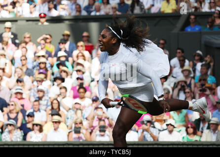 Serena Williams américaine renvoie la balle dans son match contre l'Italie Camila Giorgi dans les quarts de femmes de la 2018 de Wimbledon, à Londres le 10 juillet 2018. Williams a battu Giorgi 3-6,6-3,6-4. Photo par Hugo Philpott/UPI Banque D'Images