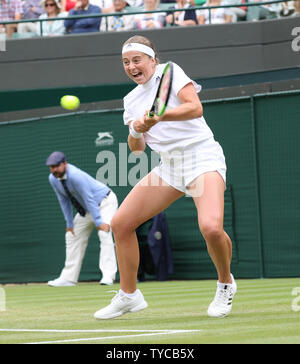 La Lettonie est Jelena Ostapenko renvoie la balle dans son match contre la Slovaquie dans l'Dudi Sela Quarts de femmes de la 2018 de Wimbledon, à Londres le 10 juillet 2018. Ostapenko battu Cibulkova 7-5, 6-4. Photo par Hugo Philpott/UPI Banque D'Images