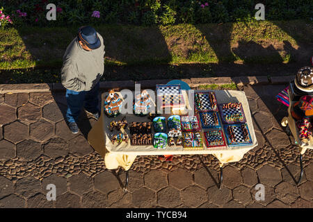 Vue aérienne d'étals de marché, les vendeurs à San Blas, Cusco, Pérou, Amérique du Sud, Banque D'Images