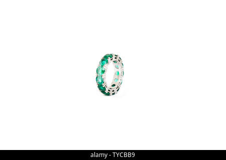 Anneau de diamant bleu avec des pierres précieuses. Anneau d'or blanc sur fond blanc. Fashion accessoires de luxe. Banque D'Images