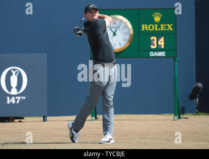 L'Irlande du Nord, Rory Mcilroy tees off sur la première journée de l'Open de Golf 2018 championnats du monde à Carnoustie, en Écosse, le 19 juillet 2018. Photo par Hugo Philpott/UPI Banque D'Images