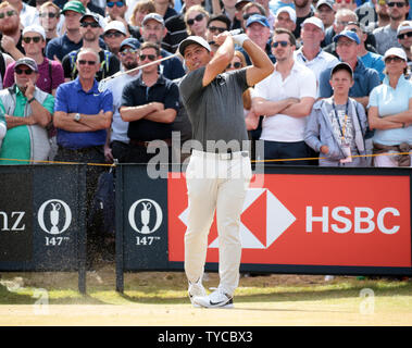 L'Italie Francesco Molinari tees off dans la ronde finale de l'Open de Golf 2018 championnats du monde à Carnoustie, en Écosse, le 22 juillet 2018. Molinari a gagné avec un score de 276, huit coups sous paragraphe Photo par Hugo Philpott/UPI Banque D'Images