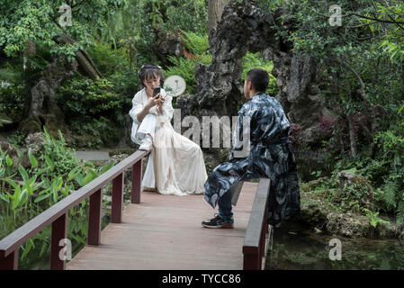 Couple chinois en chinois traditionnel vêtements. Photographié à Chengdu, Sichuan, Chine Banque D'Images