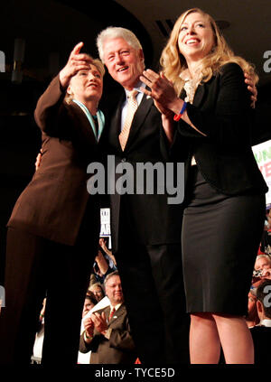 La présidence démocratique Sen. Hillary Clinton (D-NY), à gauche, l'ancien Président Bill Clinton et sa fille Chelsea Clinton entrer sur scène lors d'une nuit de la partie principale du Kentucky à Louisville, KY., le 20 mai 2008. (UPI Photo/Mark Cowan) Banque D'Images