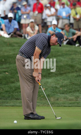 Phil Mickelson du Team USA putts pour birdie sur le 14e vert dans quatre balles match play contre l'Europe de l'équipe au cours de la deuxième série de la Ryder Cup au Valhalla Golf Club à Louisville, Kentucky, le 20 septembre 2008. (UPI Photo/Mark Cowan) Banque D'Images