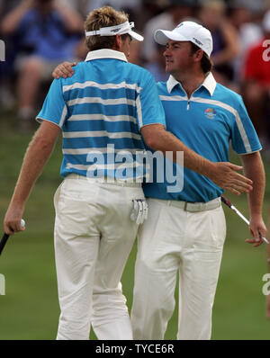 L'équipe de Ian Poulter, gauche, d'Angleterre, est félicité par son coéquipier Graeme McDowell, de l'Irlande du Nord, après avoir fait un putt sur le 17e vert dans quatre balles match play contre Team USA au cours de la deuxième ronde de la Ryder Cup au Valhalla Golf Club à Louisville, Kentucky, le 20 septembre 2008. (UPI Photo/Mark Cowan) Banque D'Images