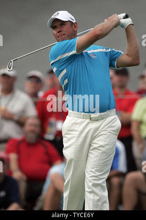 L'Europe de l'équipe Lee Westwood tees off sur le 13e trou en 4-ball match play contre Team USA au cours de la deuxième ronde de la Ryder Cup au Valhalla Golf Club à Louisville, Kentucky, le 20 septembre 2008. (UPI Photo/Mark Cowan) Banque D'Images