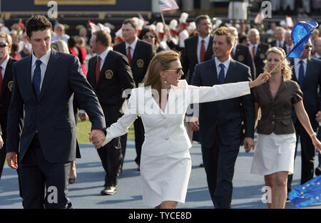 Ryder Cup concurrent européen Justin Rose, à gauche, de l'Angleterre, et sa femme Kate quitter la cérémonie d ouverture de la Ryder Cup au Valhalla Golf Club à Louisville le 18 septembre 2008. (UPI Photo/Mark Cowan) Banque D'Images