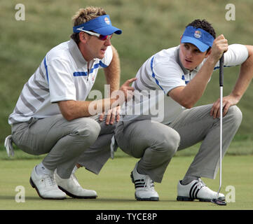 Ian Poulter, gauche, aide son coéquipier Justin Rose, tous deux de l'Angleterre, une ligne de putt dans leur premier match de la Ryder Cup contre USA's Stewart Cink et Chad Campbell au Valhalla Golf Club à Louisville, Kentucky, le 19 septembre 2008. (UPI Photo/Mark Cowan) Banque D'Images