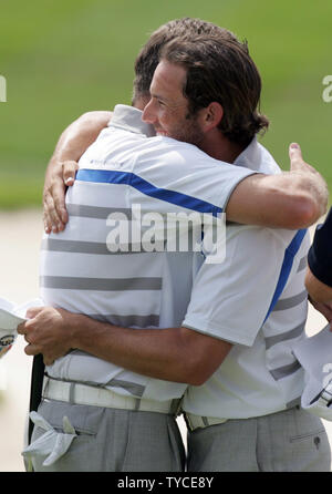 L'équipe de Sergio Garcia, droite, de l'Espagne hugs coéquipier Lee Westwood après provenant de l'arrière pour attacher l'USA Kenny Perry et Jim Furyk au cours de la première ronde de la Ryder Cup au Valhalla Golf Club à Louisville, Kentucky, le 19 septembre 2008. (UPI Photo/Mark Cowan) Banque D'Images