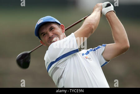 L'équipe de Padraig Harrington, de l'Irlande, tees off sur le 15e trou pendant quatre-ball match play contre Team USA dans la première ronde de la Ryder Cup au Valhalla Golf Club à Louisville, Kentucky, le 19 septembre 2008. (UPI Photo/Mark Cowan) Banque D'Images