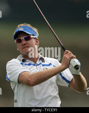 L'Europe de l'équipe d'Angleterre, Ian Poulter, tees off sur le 15e trou pendant quatre-ball match play contre Team USA dans la première ronde de la Ryder Cup au Valhalla Golf Club à Louisville, Kentucky, le 19 septembre 2008. (UPI Photo/Mark Cowan) Banque D'Images