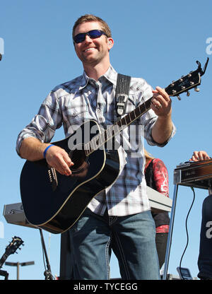 Josh Turner se produit en concert avant le début de la NASCAR Sylvania 300 sur le New Hampshire Motor Speedway le 20 septembre 2009. UPI/Malcolm Espoir Banque D'Images