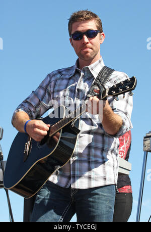 Josh Turner se produit en concert avant le début de la NASCAR Sylvania 300 sur le New Hampshire Motor Speedway le 20 septembre 2009. UPI/Malcolm Espoir Banque D'Images