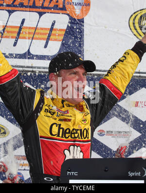 Chase Contender Clint Bowyer célèbre remportant la Coupe Sprint NASCAR SYLVANIA 300 Race au New Hampshire Motor Speedway de Loudon, New Hampshire le 19 septembre 2010 . UPI/Malcolm Espoir Banque D'Images