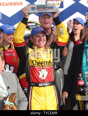 Chase Contender Clint Bowyer célèbre remportant la Coupe Sprint NASCAR SYLVANIA 300 Race au New Hampshire Motor Speedway de Loudon, New Hampshire le 19 septembre 2010 . UPI/Malcolm Espoir Banque D'Images