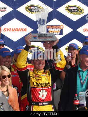 Chase Contender Clint Bowyer célèbre remportant la Coupe Sprint NASCAR SYLVANIA 300 Race au New Hampshire Motor Speedway de Loudon, New Hampshire le 19 septembre 2010 . UPI/Malcolm Espoir Banque D'Images