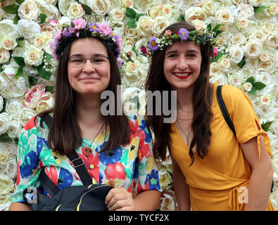 Cracovie. Cracovie. La Pologne. Les filles et femmes portant des couronnes de fleurs au midsummer festival annuel "couronnes" ('Wianki' en polonais). Banque D'Images