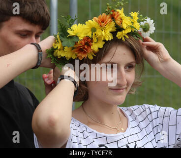 Cracovie. Cracovie. La Pologne. Les filles et femmes portant des couronnes de fleurs au midsummer festival annuel "couronnes" ('Wianki' en polonais). Banque D'Images