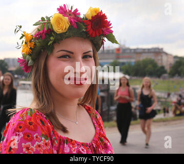 Cracovie. Cracovie. La Pologne. Les filles et femmes portant des couronnes de fleurs au midsummer festival annuel "couronnes" ('Wianki' en polonais). Banque D'Images