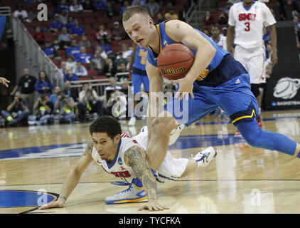 UCLA Bruins' Bryce Alford (20) se bat pour la balle avec SMU Mustangs Nic' Moore (11) au cours de la deuxième moitié de jouer dans leur deuxième match de la ronde 2015 NCAA Division I Men's Basketball Championship au KFC Yum ! Dans le centre de Louisville, Kentucky, le 19 mars 2015. Photo de John Sommers II/UPI Banque D'Images