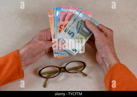 Symbolfoto, rente, Seniorin, Haende, GELD Banque D'Images